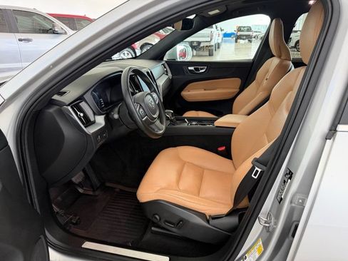 Used 2019 Volvo XC60 T6 Momentum w/ Premium Package AWD/4WD image 16