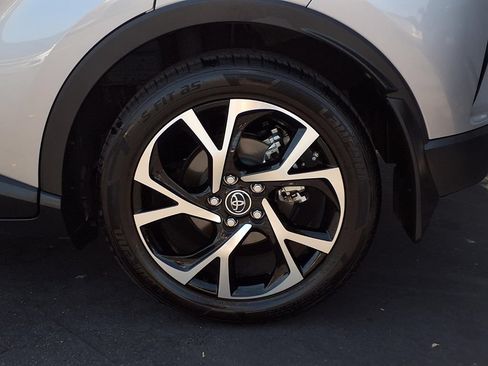 Used 2018 Toyota C-HR XLE FWD image 4