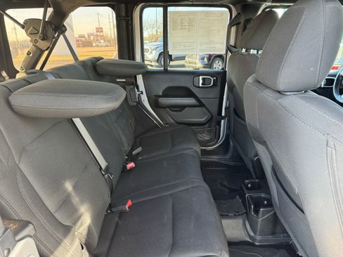 Used 2018 Jeep Wrangler Unlimited Sahara image 36