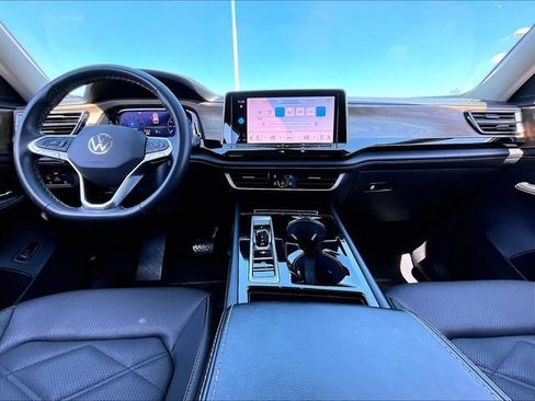 Used 2024 Volkswagen Atlas SE AWD/4WD image 21