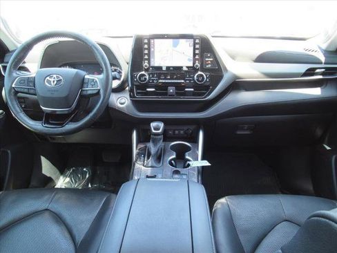 Used 2021 Toyota Highlander Limited FWD image 12