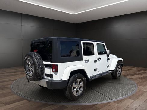 Used 2018 Jeep Wrangler Unlimited Sahara AWD/4WD image 8