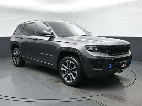 Used 2022 Jeep Grand Cherokee Overland w/ Luxury Tech Group IV AWD/4WD image 2