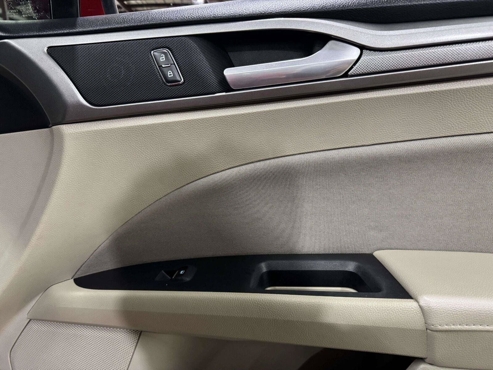 Used 2020 Ford Fusion SE FWD image 33