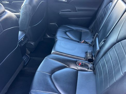 Certified 2022 Toyota Highlander XLE image 12
