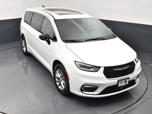 New 2026 Chrysler Pacifica Select AWD/4WD image 13