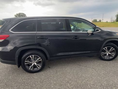 Used 2019 Toyota Highlander LE AWD/4WD image 9