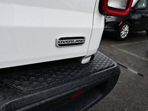 Used 2020 Jeep Gladiator Overland w/ Cold Weather Group AWD/4WD image 11