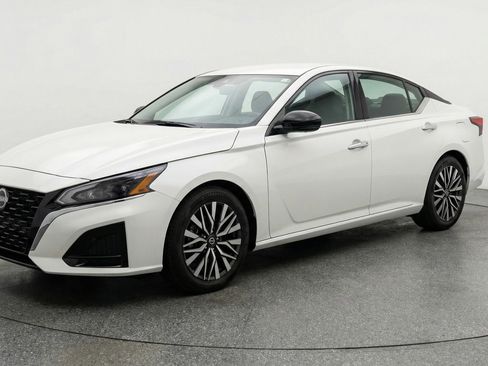 Used 2025 Nissan Altima 2.5 SV FWD image 3