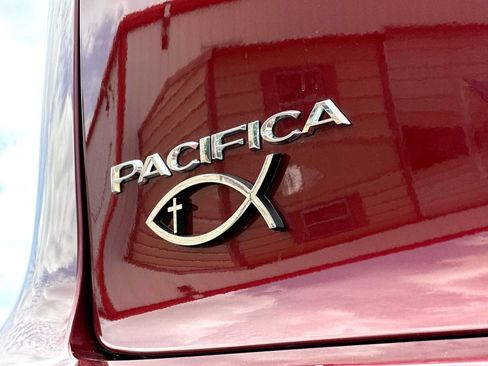 Used 2023 Chrysler Pacifica Limited AWD/4WD image 15