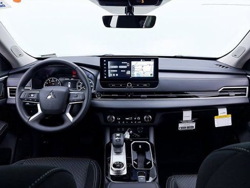 New 2026 Mitsubishi Outlander ES image 18