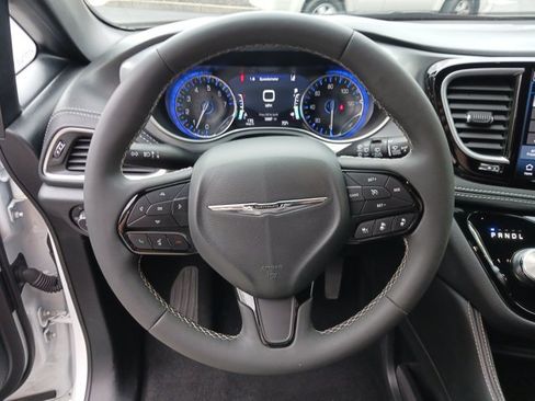 Used 2025 Chrysler Pacifica Limited FWD image 15