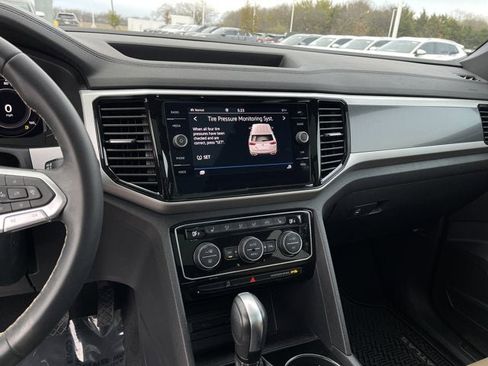 Used 2022 Volkswagen Atlas Cross Sport SE w/ Panoramic Sunroof Package image 17