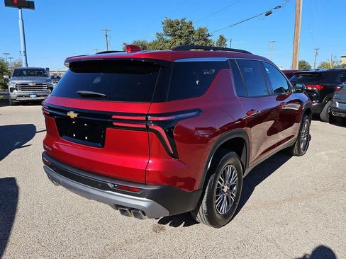 Used 2025 Chevrolet Traverse LT FWD image 13