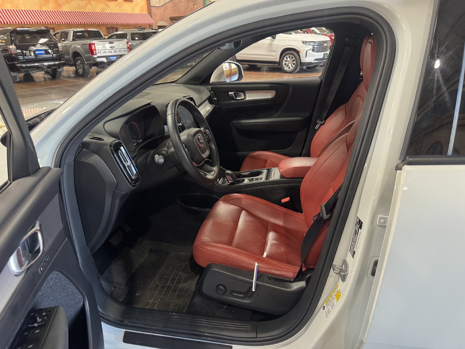 Used 2019 Volvo XC40 T5 Momentum AWD/4WD image 3