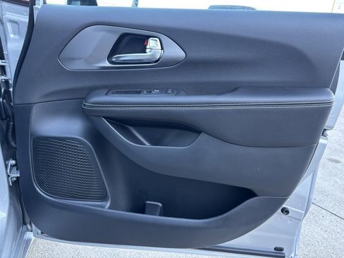 New 2026 Chrysler Pacifica Select image 30