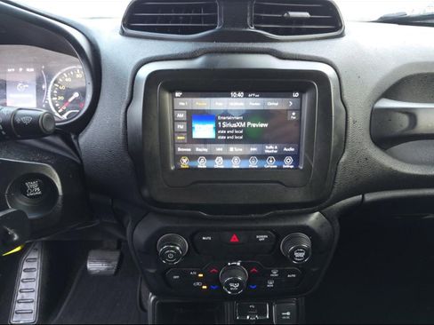 Used 2018 Jeep Renegade Latitude image 9