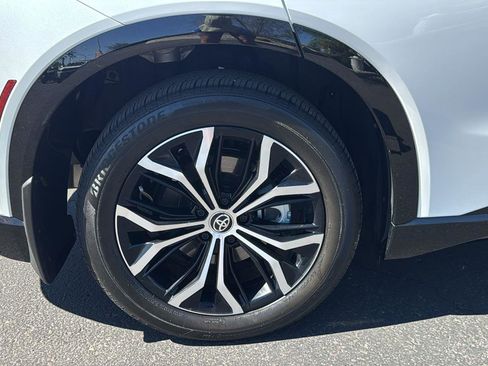 Used 2025 Toyota Crown Signia image 9