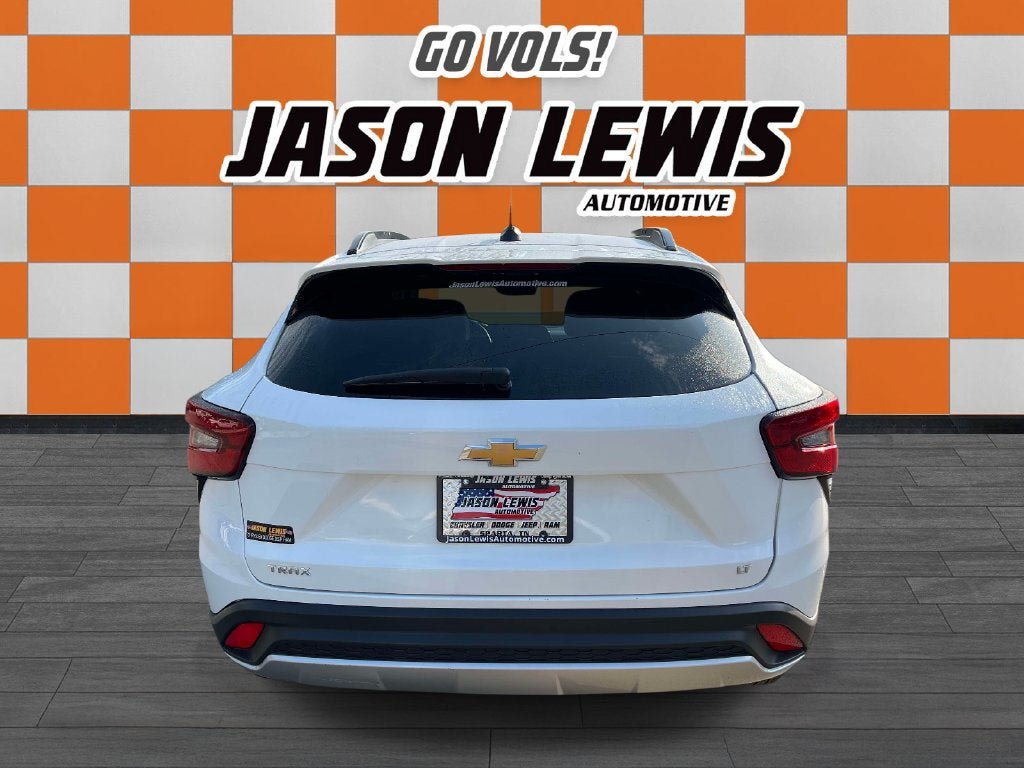 Used 2025 Chevrolet Trax LT FWD image 4
