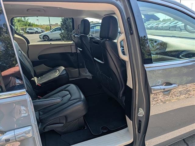 Used 2022 Chrysler Pacifica Touring-L w/ Uconnect Theater Family Group FWD image 18