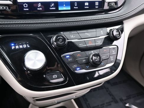 Used 2024 Chrysler Pacifica Select image 26