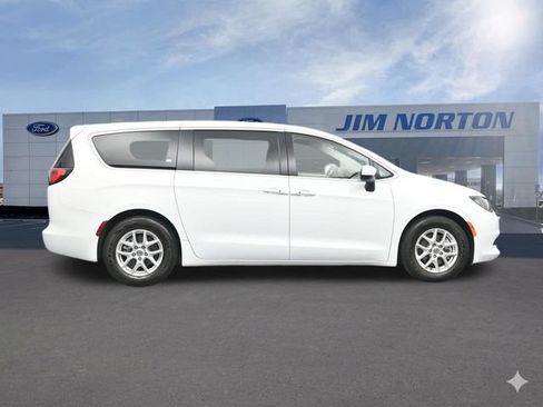 Used 2022 Chrysler Voyager LX FWD image 15