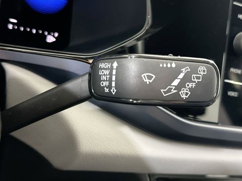 Used 2023 Volkswagen Taos SE image 28