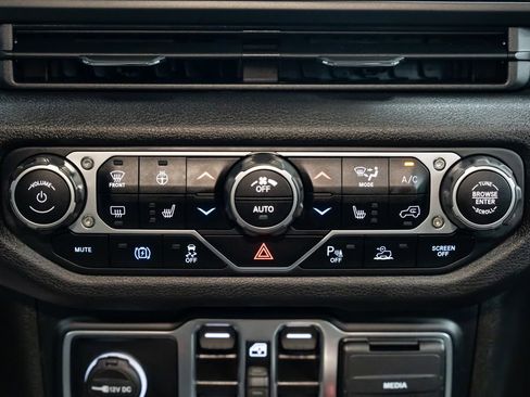 Used 2024 Jeep Wrangler Unlimited image 12