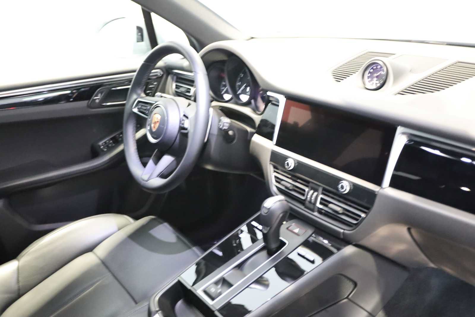 Used 2025 Porsche Macan AWD/4WD image 11