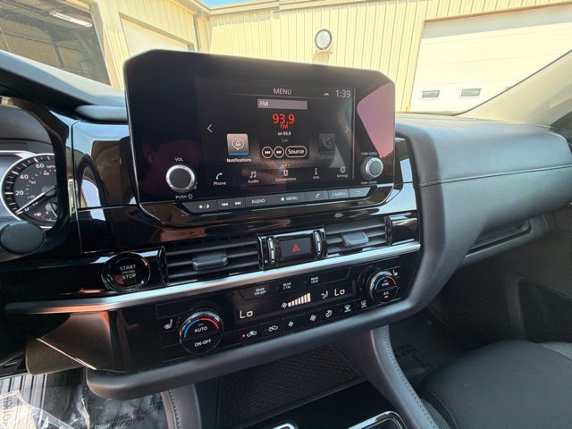 Used 2025 Nissan Pathfinder SV AWD/4WD image 23