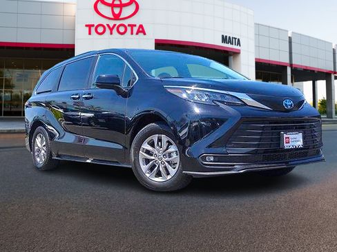 Certified 2025 Toyota Sienna XLE FWD image 1