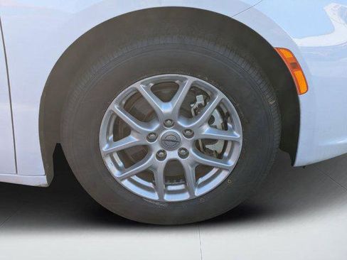 Certified 2025 Chrysler Pacifica Select image 9