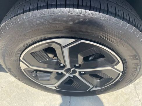 Used 2025 Kia Niro LX FWD image 16