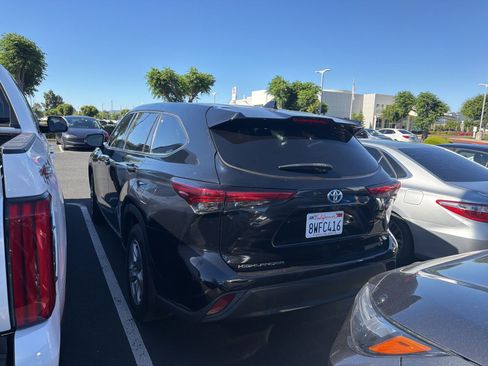 Used 2021 Toyota Highlander LE AWD/4WD image 4