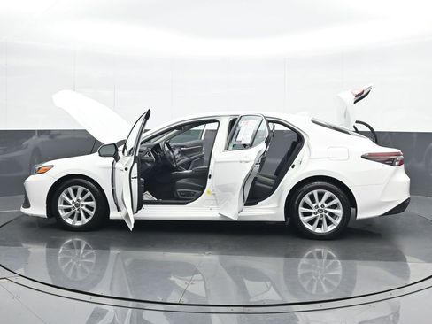 Used 2022 Toyota Camry LE image 27