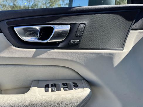 Used 2018 Volvo XC60 T5 Momentum w/ Vision Package image 6