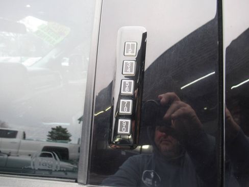 Used 2023 Ford F250 Lariat w/ Lariat Ultimate Package AWD/4WD image 17