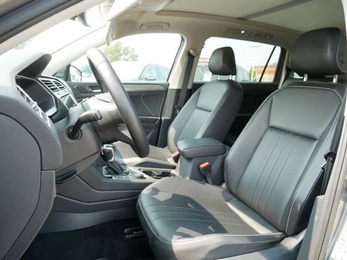 Certified 2022 Volkswagen Tiguan SE w/ Panoramic Sunroof Package AWD/4WD image 15