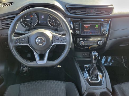 Used 2018 Nissan Rogue SV w/ Premium Package image 4