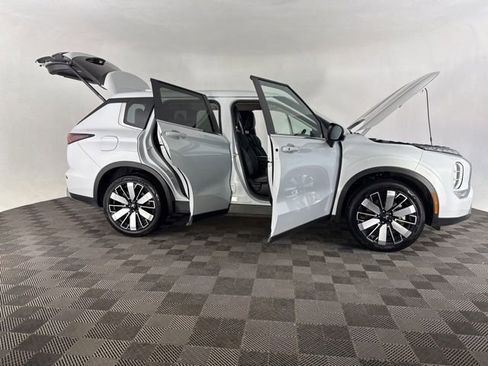Used 2025 Mitsubishi Outlander SE image 15