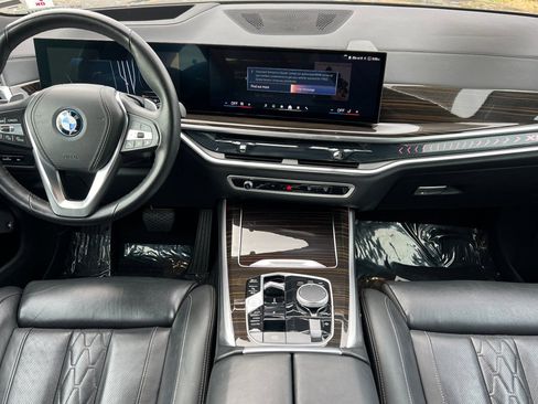 Used 2025 BMW X5 xDrive50e AWD/4WD image 3