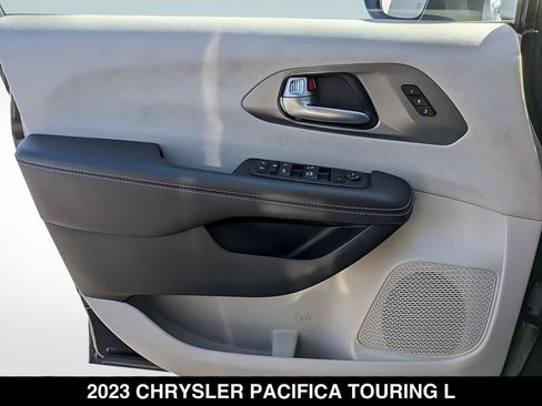 Used 2023 Chrysler Pacifica Touring-L FWD image 24