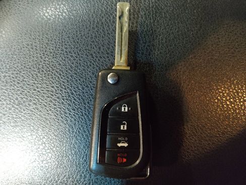 Used 2018 Toyota Camry LE image 32