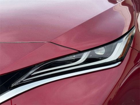 Used 2022 Toyota Venza XLE image 9