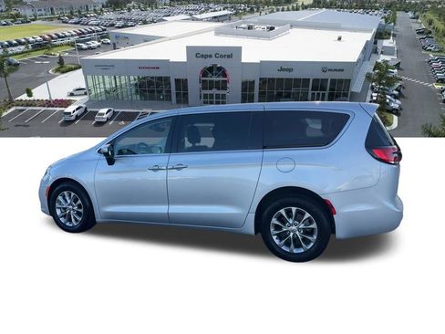 Used 2023 Chrysler Pacifica Touring-L image 36