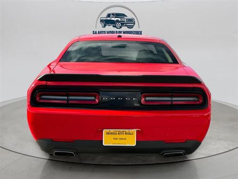 Used 2015 Dodge Challenger SXT image 4
