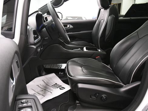 Used 2025 Chrysler Pacifica Limited FWD image 10