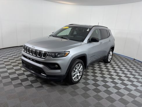 Used 2023 Jeep Compass Latitude AWD/4WD image 2