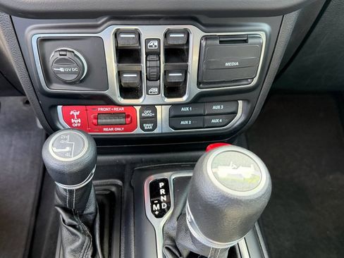 Used 2025 Jeep Wrangler Rubicon AWD/4WD image 12