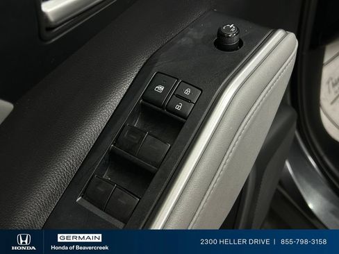 Used 2020 Toyota Highlander XLE AWD/4WD image 18